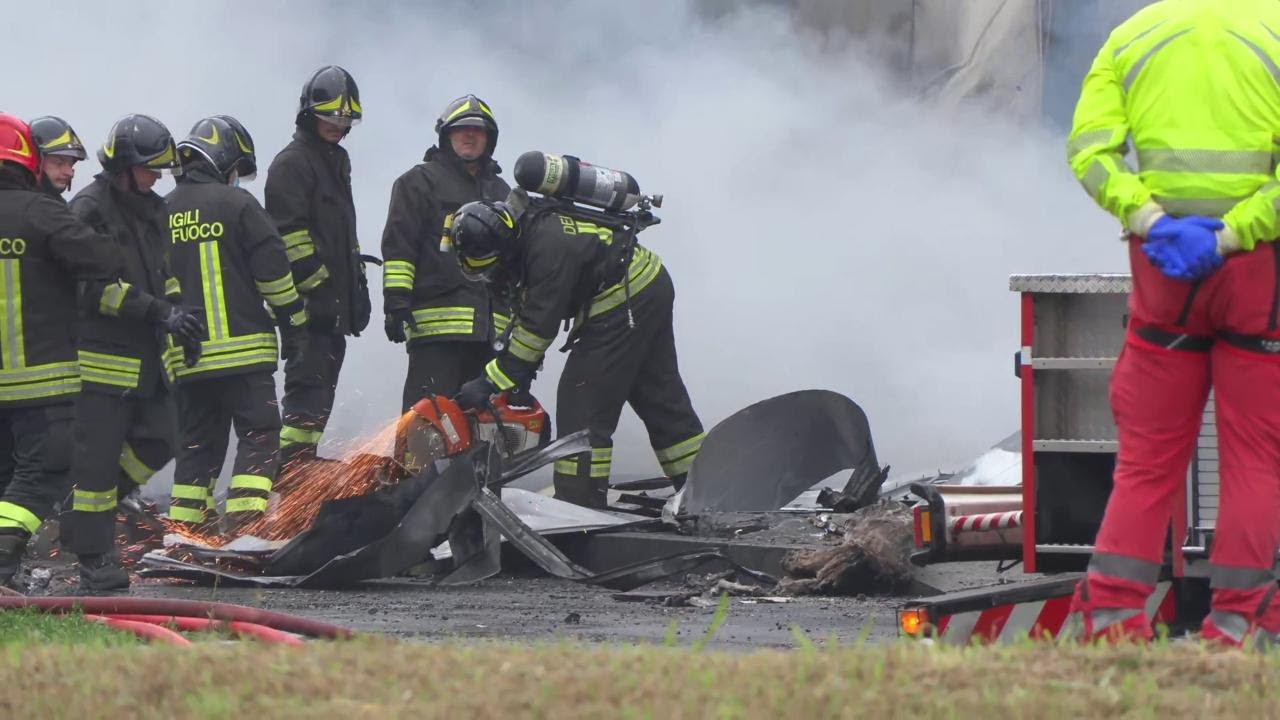 San Donato Milanese, aereo precipita su parcheggio: i vigili del fuoco a lavoro tra i detriti
