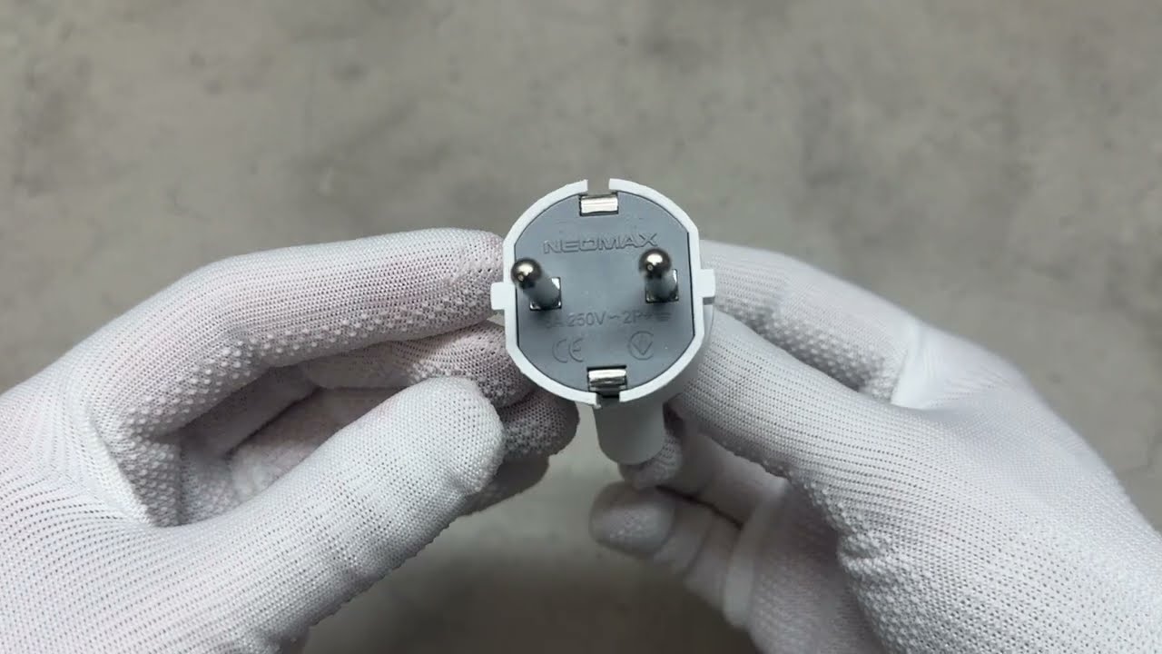 Вилка штепсельна кутова із заземленням та кільцем NX1006 NEOMAX біла