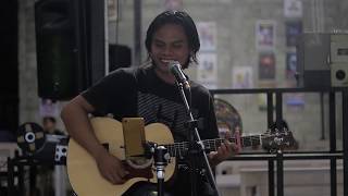 Download lagu Nike Ardilla - Ingin Kulupakan (cover) | Masjewe [Live Cover] at The Layar Tancap Cafe mp3