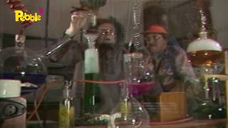 Bassie & Adriaan - De Huilende Professor bij Pebble TV