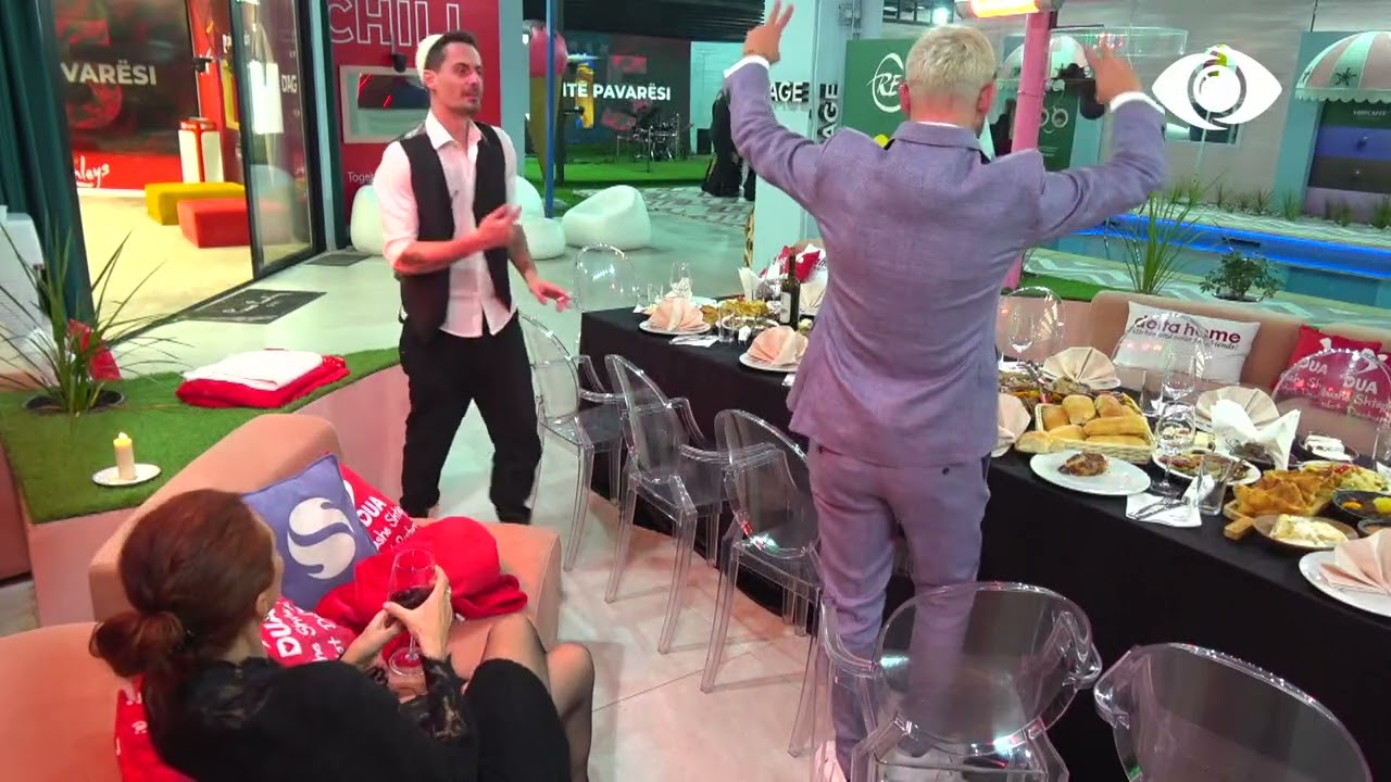 Ermiona qëndron veçmas, banorët e tjerë në dasmë