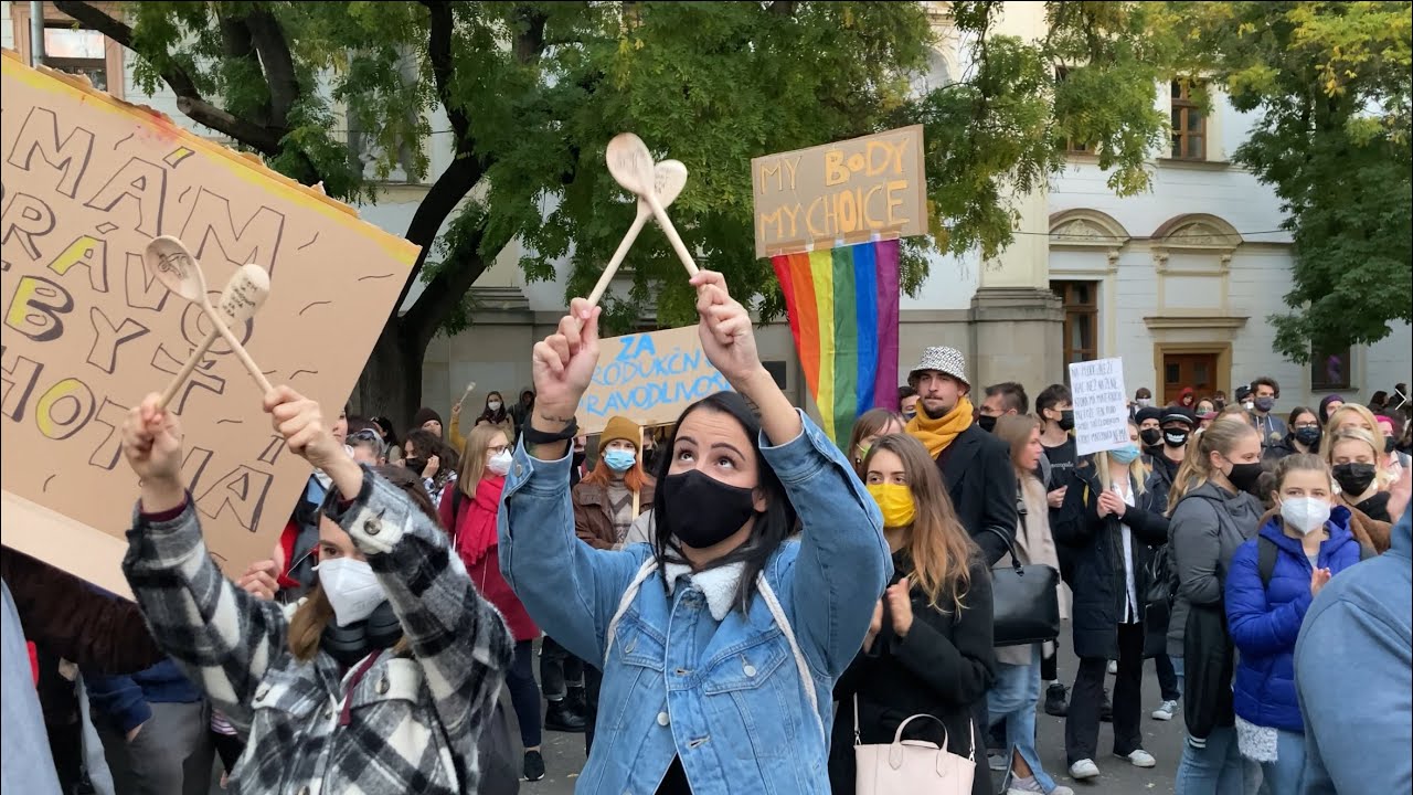 „Nem leszünk csendben“‘ – Fakanalakkal tüntettek a nők jogaiért