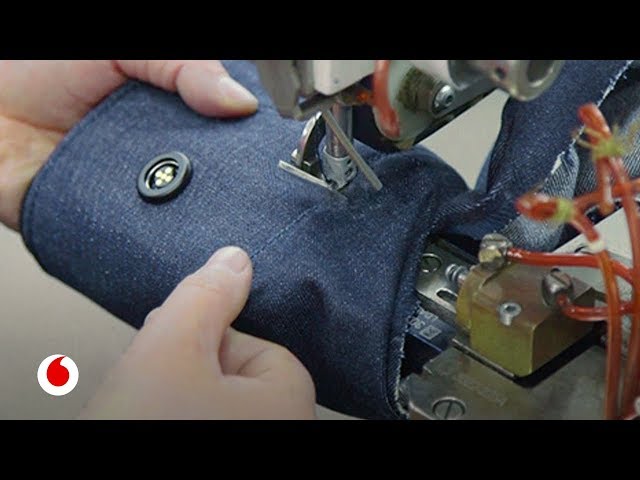 Vídeo relacionado con MERCHANDMANIA Chaqueta técnica con 2 impresiones cinta casette retro vintage futurista friki gamer 2 logos jacket