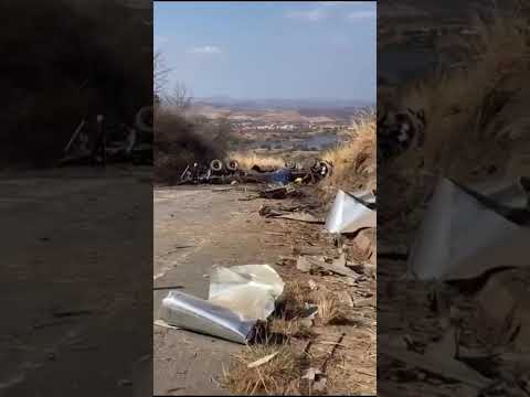 Carreta tomba na Serra de Monte Horebe e deixa uma pessoa morta Um grave acidente foi registrado