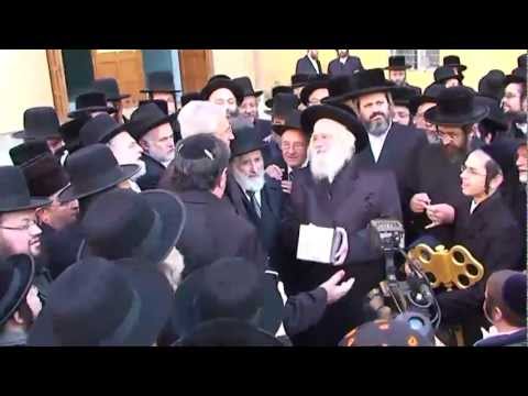 Munkatcher Rebbe's Historic Trip to Munkatch