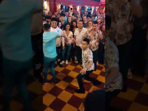 Cali baila, Cuero na má