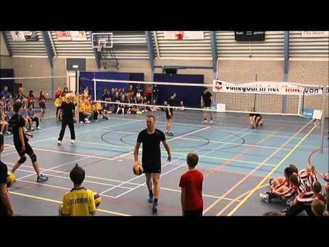 Show Ecare Apollo 8 tijdens het CMV-Toernooi voor de groepen 7 en 8 in de gemeente Borne