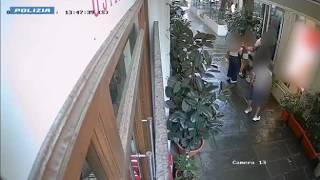 Firenze, il video della rapina a un turista inglese in centro: in due gli strappano l'orologio da...