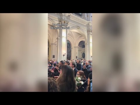 La nipote di Ornella Vanoni canta «Senza fine» ai funerali