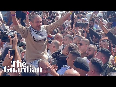 Huge crowds welcome freed Palestinian prisoners in Ramallah