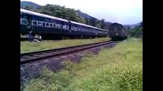 preview picture of video 'CBE - BKN AC Express Curving Past Mandovi Express at Diwan Khavati'