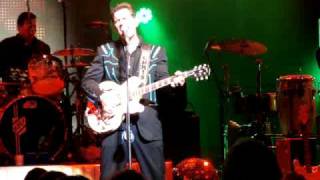 Chris Isaak - &quot;I Want You To Want Me&quot;