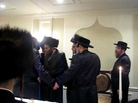 Pupa Rebbe at the zedethuver Wedding