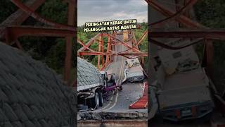 Download lagu Jembatan Tua Ambruk! Peringatan Keras untuk Pelanggar Batas Muatan. mp3