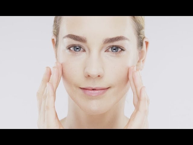 Vídeo relacionado con BELLA AURORA - B7 Crema Antimanchas y Antiedad 50 ml, para Piel Normal-Seca, Protección SPF15, Reduce Manchas, Unifica el Tono y Atenúa Arrugas, con Ácido Hialurónico, Uso Diario