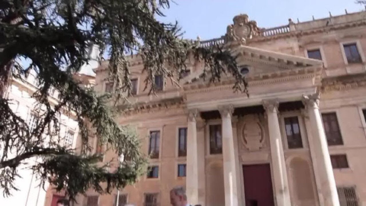 Mattarella prende un caffé con Re Felipe di Spagna nel centro storico di Salamanca