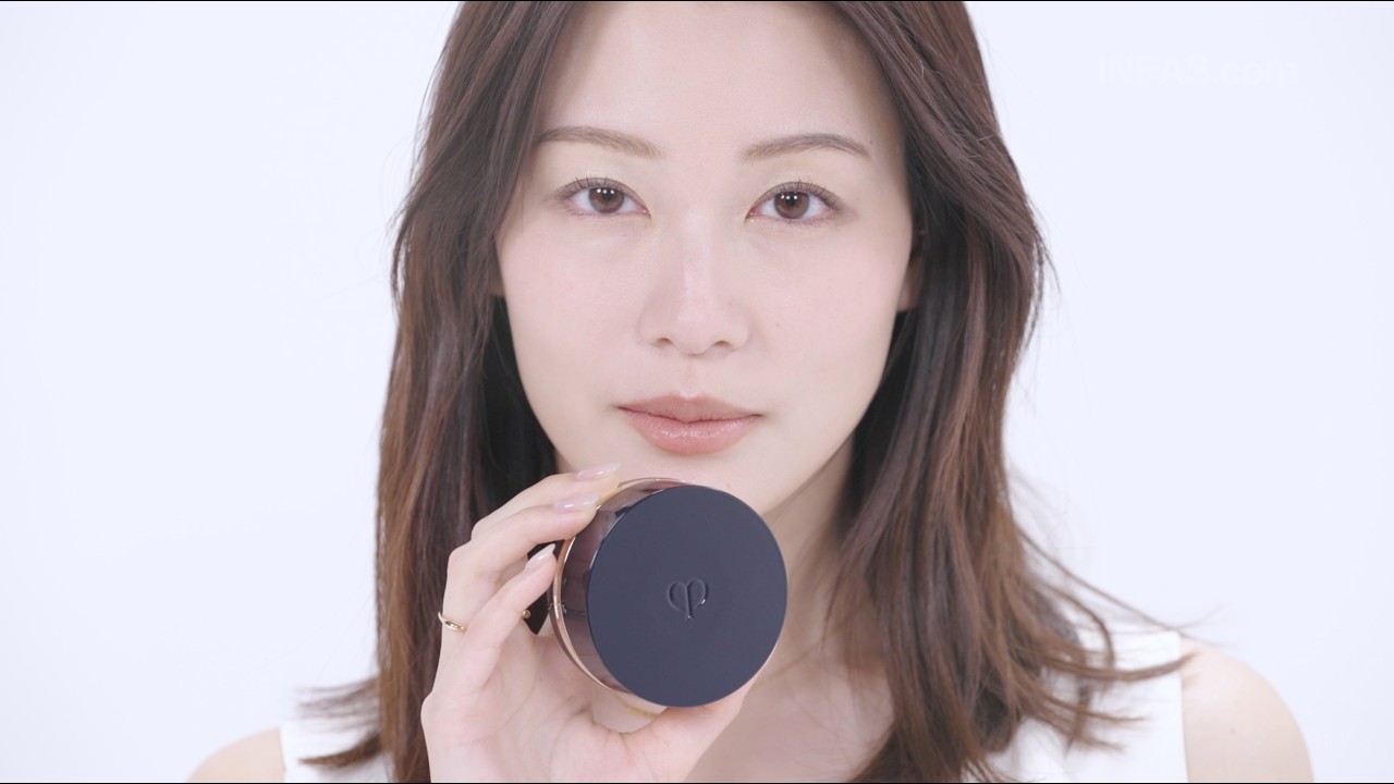 【Beauty Moment】 （本編映像）花山瑞貴さんが、クレ・ド・ポー ボーテより新たに発売されたフェイスパウダー「プードルトランスパラントn M」のスモールサイズの魅力を堪能する。