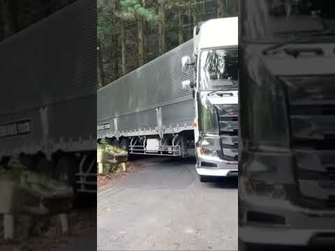 彼の運転技術は素晴らしく、センチメートル単位まで正確です。 #日本 #automobile