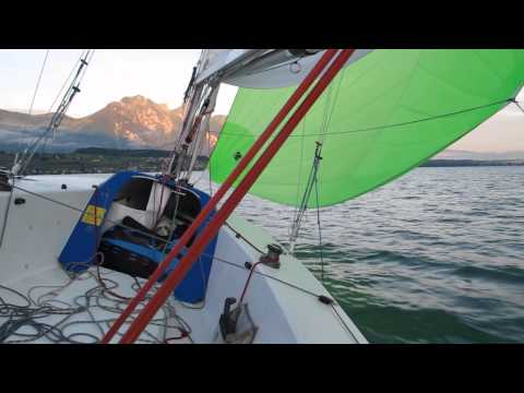 mocean segeln, bei Sonnenaufgang auf dem Thunersee