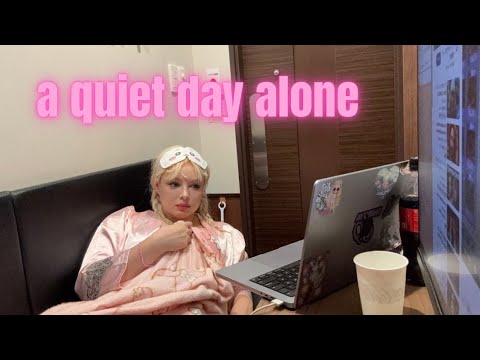 ESCAPING REALITY FOR THE DAY IN TOKYO MANGA CAFE