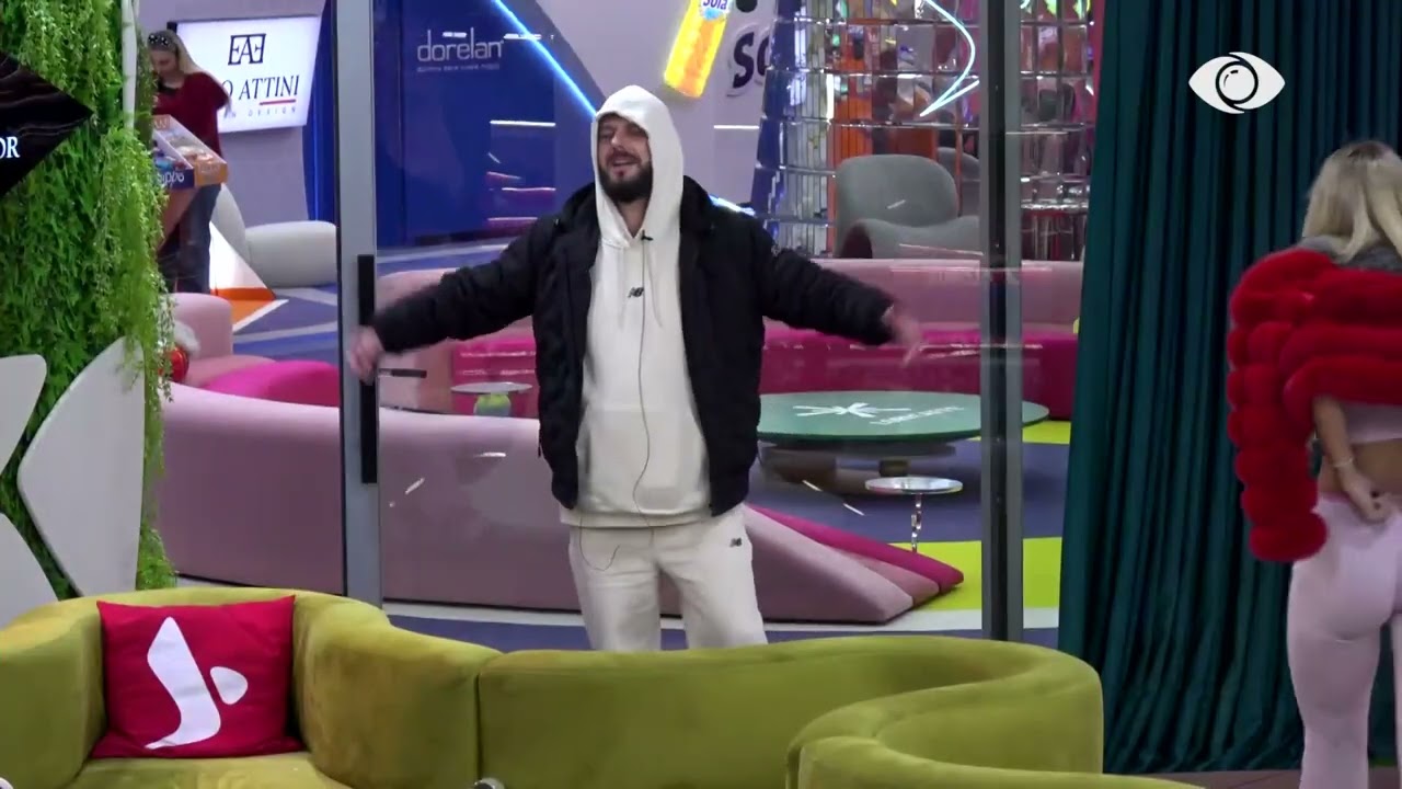 Në moment të vështirë…/ Angelo-Mirit: Ti këndon kur je i dobët