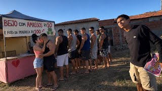 MULHER DO BRUTINHO É PEGA VENDENDO FOTOS ÍNTIMAS NA BARRACA DO BEIJO