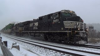 preview picture of video 'NS Trains in winter snow on the Mon Line in Homestead, PA'