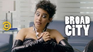 The Ethical Dilemma Behind Ilana’s Phone Wigs Start-Up - Broad City