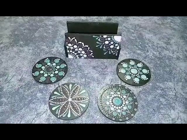 Vídeo relacionado con Qixora Set de 8 Posavasos, Posavasos de Corcho Cerámica, Posavasos para Bebidas con Soporte de Metal, Diseño de Mandala para Tazas para Tazas de Café, Jarrones, Velas, Decoración del Salón, Cocina