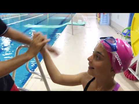 apprendre a nager en CP  ou a 6 ans( test pour les cm2 10 ans