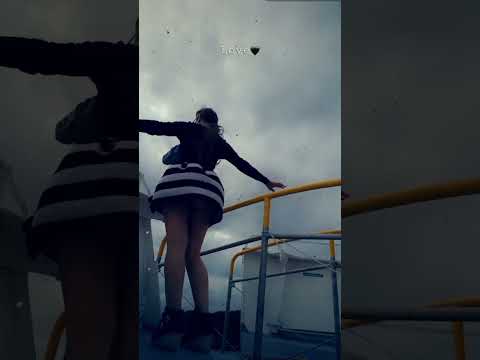 Мне платье ветер поднимает,а мог бы ты ...