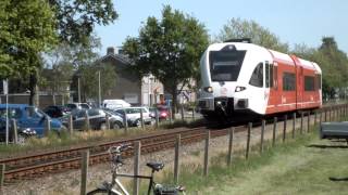 preview picture of video 'Arriva Spurt trein richting Groningen!! Spoorwegovergang Kerkstraat Uithuizermeeden.'