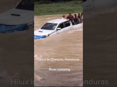 Toyota Hilux cruzando un río en Olancho, Honduras | Off-Road 4x4 #shorts