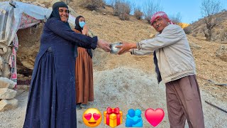 Download lagu The incredible and strange gift of the shepherd to the homeless mother and daughter mp3