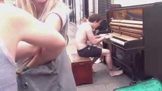 Уличный музыкант поразил всех своей игрой на пианино - Видео онлайн