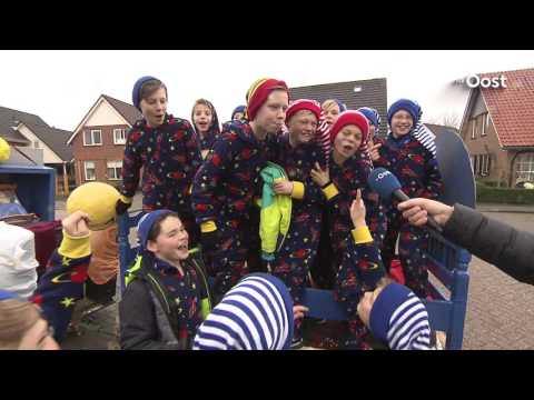 Schooljeugd Albergen al net zo fanatiek in de optocht als volwassenen