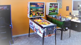 Playing Williams' 1976 Grand Prix Pinball Machine - This Thing Has Everything!