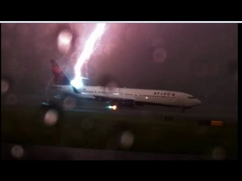 Momento En El Que Un Rayo Impacta Un Avion De Delta