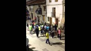 preview picture of video 'Toro embolado del 24 de julio (fiestas Linares de Mora 2013)'
