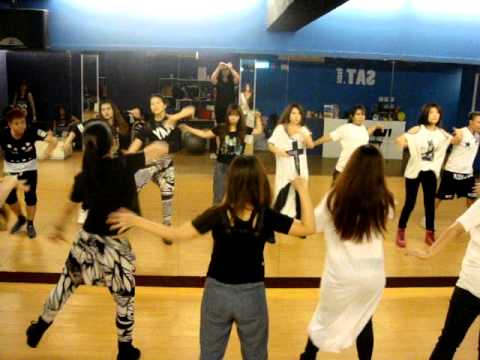 103 08 22 2NE1 Come back home 4