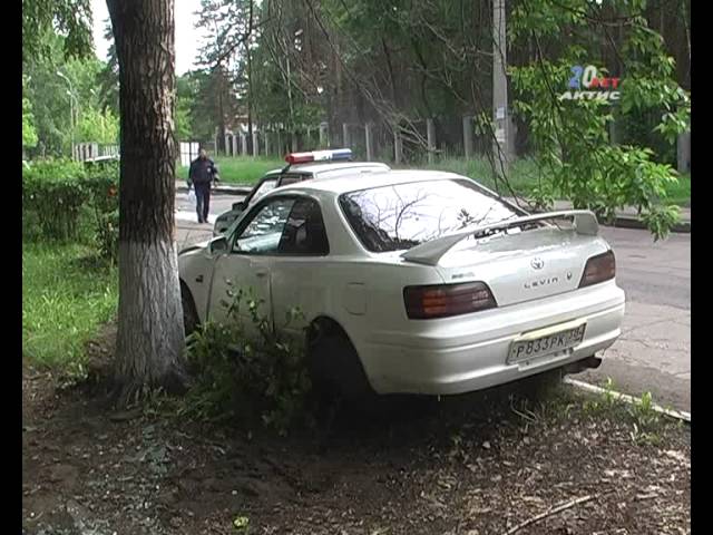 Машина врезалась в дерево