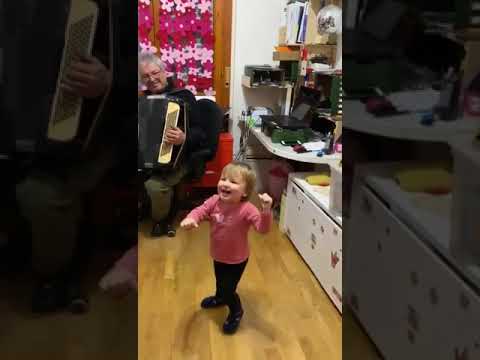 nina balla fisarmonica suona