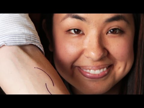 親友はお互いのために入れ墨を選ぶ (Best Friends Pick Tattoos For Each Other)