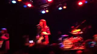 DUM DUM GIRLS - THERE IS A LIGHT THAT NEVER GOES OUT