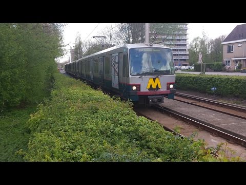 RET Metro 3*Type T komt aan op station Romeynshof richting Schiedam Centrum