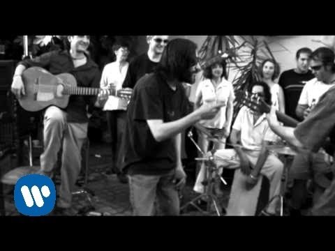 MARTIRES DEL COMPAS - Estoy tieso (Video clip)