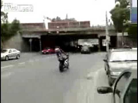 Wypadek motocyklisty idioty