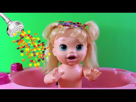 Baby Alive Sophia finge brincar no chuveiro mágico de M&M's - Kids Pretend Play Magic Shower