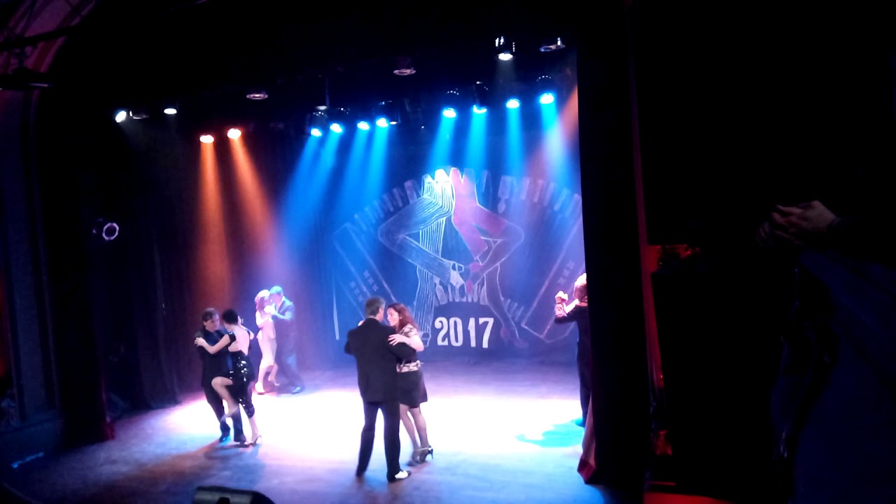 Parejas de baile representando la práctica de los domingos en El Tango y sus bailarines 2017