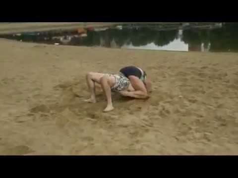 Lutte mixte sur la plage